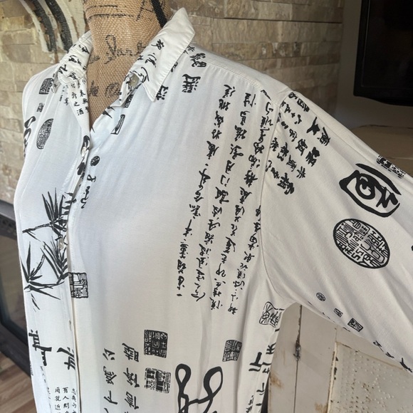 Soft Surroundings white and black button down blouse tunic Asian Chinese script - Picture 4 of 16